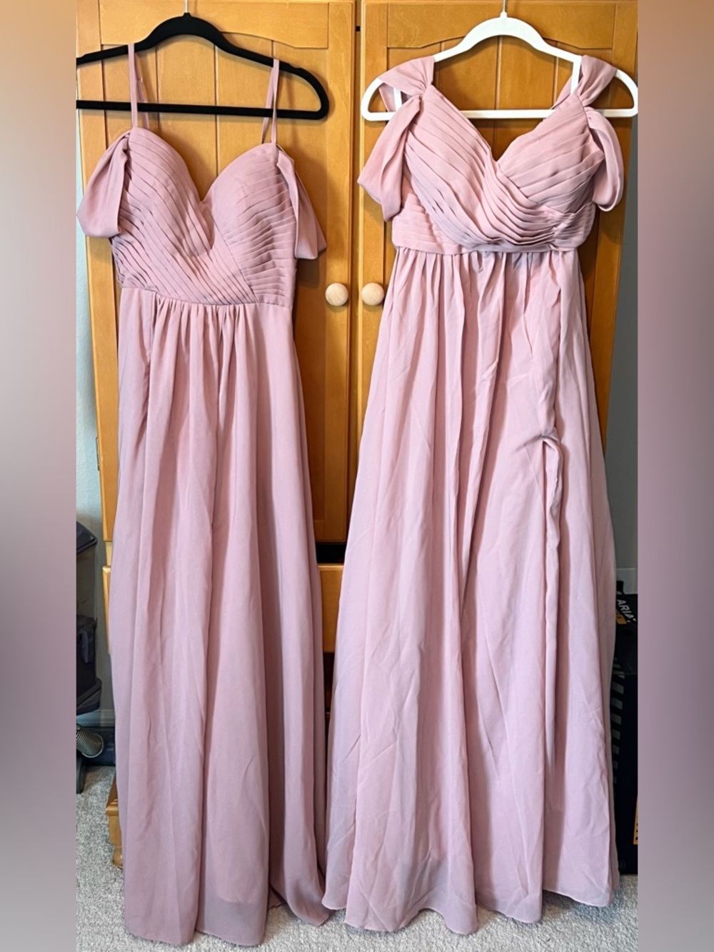 Bundle of 2 Bridesmaid dresses with v-neck and pockets.